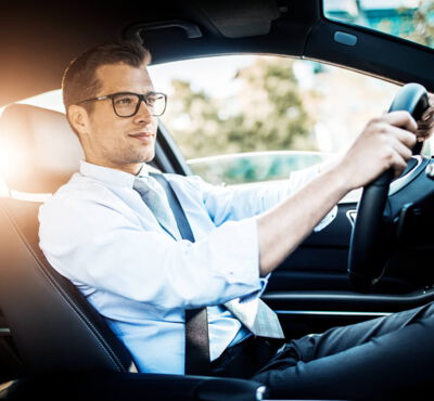 Fahrzeug Leasing Mann fährt mit Leasing Auto.