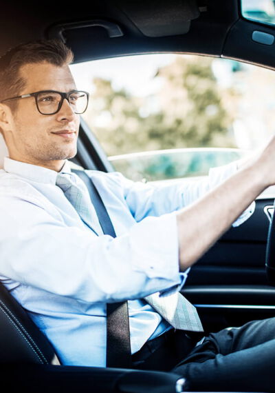 Autofahrt eines Außendienstmitarbeiters im geleasten Firmenfahrzeug