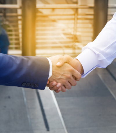 Vendor Leasing Vertragsabschluss Handschlag bei Vertrag über Vendor Leasing