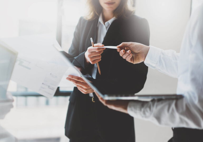Übergabe Leasingvertrag Ansprechpartner beantworten Fragen zum Leasing